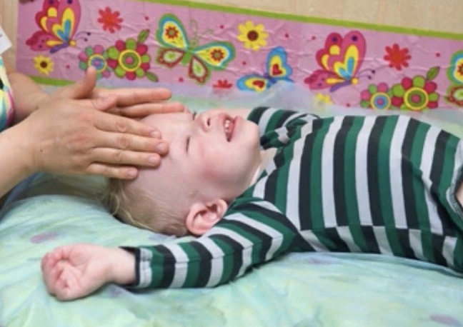 Что делать, если ребенок плачет во время массажа?