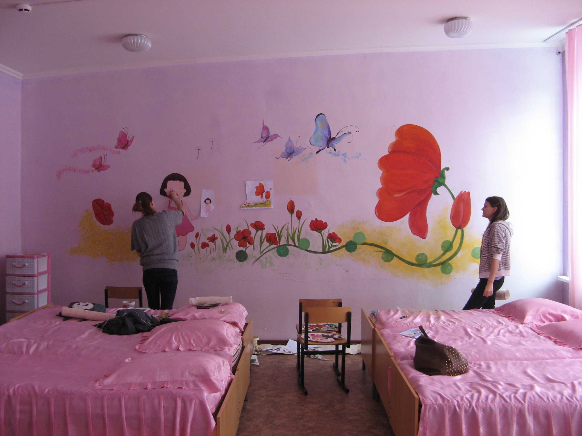 Рисунки на стене в детском саду. оформление спальни в детском саду